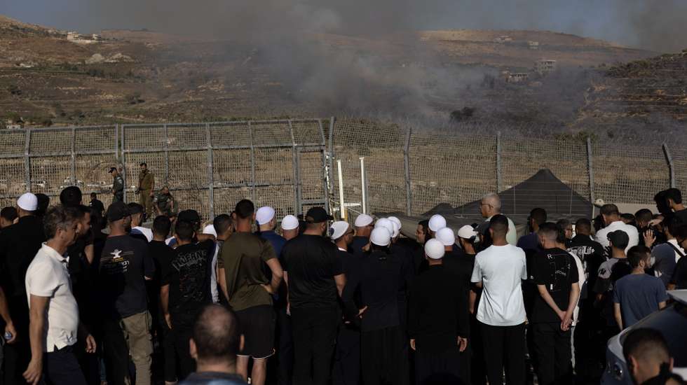epa12241504 Druze people from Golan and Galilee gather at the ceasefire line, trying to cross the buffer zone to enter Syria, near the Village of Majdal Shams, in the Golan Heights, 16 July 2025. The Israel Defense Forces confirmed carrying out airstrikes on the Syrian Defense Ministry in Damascus on 16 July, following the deployment of Syrian troops in the predominantly Druze province of Suwayda (Sweida), after clashes between Druze fighters and Bedouin tribes resulted in the death of dozens of people. The Syrian Defense Minister announced a ceasefire on July 15 in the city of As Suwayda, which Syrian troops entered in the morning, but the area is witnessing violent clashes between government forces and Druze militants.  EPA/ATEF SAFADI