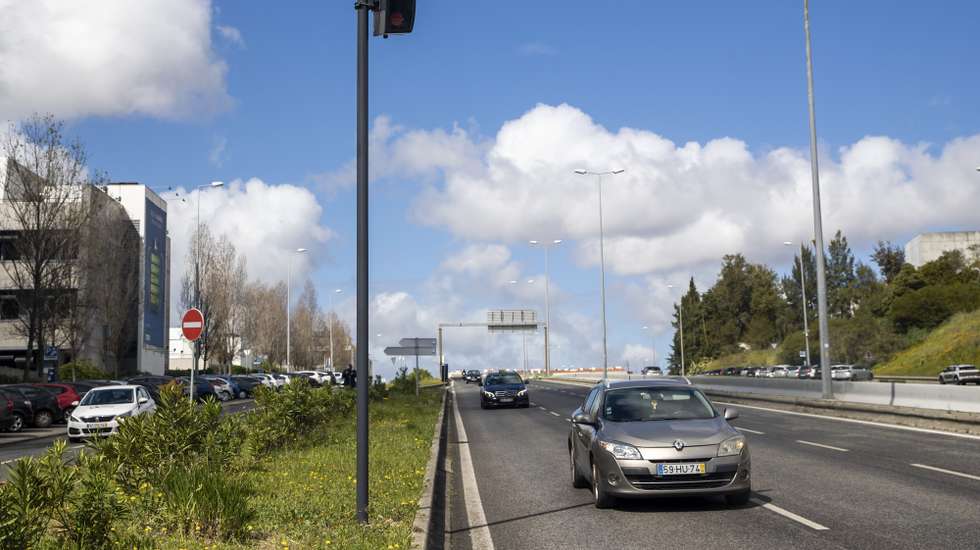 Um dos 41 novos radares instalado na avenida Lusíada, em Lisboa, 12 de abril de 2022. Em 2021, a Câmara Municipal de Lisboa investiu 2,142 milhões de euros na aquisição de 41 radares de controlo de velocidade de veículos, dos quais 20 instalados em novas localizações e os restantes para substituir antigos, investimento que foi iniciado no anterior mandato municipal, sob a presidência do socialista Fernando Medina. (ACOMPANHA TEXTO DA LUSA DO DIA 15 DE ABRIL DE 2022). JOSÉ SENA GOULÃO/LUSA