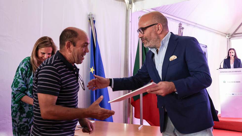 O ministro das Infraestruturas e da Habitação, Miguel Pinto Luz, entrega o contrato de arrendamento a um futuro habitante durante a inauguração de 16 casas de custos controlados, na Quinta do Rangel em Ancas, Anadia, 18 de julho de 2025. Os 16 fogos foram construídos no âmbito da Estratégia Local de Habitação do Município de Anadia, com financiamento do Plano de Recuperação e Resiliência (PRR), através do programa 1.º Direito – Programa de Apoio ao Acesso à Habitação. PAULO NOVAIS/LUSA