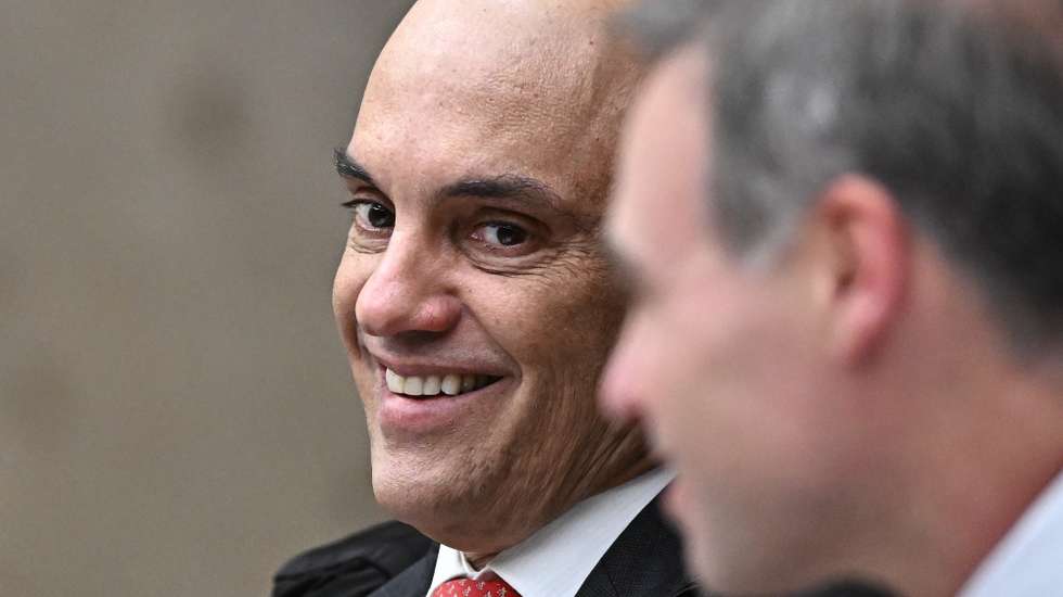 epa11908266 Brazilian Supreme Court Justice Alexandre de Moraes (L) participates in a regular session at the Supremo Tribunal Federal in Brasilia, Brazil, 19 February 2025. The process against Brazil's former president Jair Bolsonaro is underway in Brazil's Supreme Court, which on 19 February notified the former president of the prosecution's complaint accusing him of 'leading' a coup plot to overturn Luiz Inacio Lula da Silva's victory in the 2022 elections.  EPA/Andre Borges