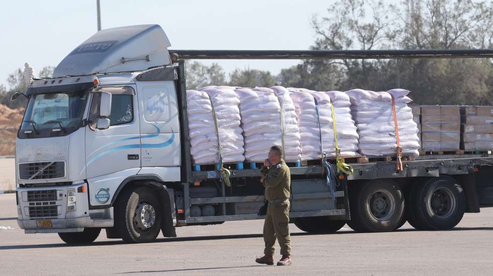 epa12142475 An Israeli soldier stands next to a truck with humanitarian aid bound for Gaza at the Kerem Shalom crossing on the Gaza-Israel border in southern Israel, 29 May 2025. According to the Israeli Defense Forces and COGAT (Coordination of Government Activities in the Territories), approximately 880 aid trucks have entered Gaza through the Kerem Shalom crossing since Israel resumed humanitarian deliveries on 19 May. According to the UN half a million people, or one in five people in the Strip are facing starvation while the entire population of the Gaza Strip continues to face a critical risk of famine following 19 months of conflict, mass displacement and severe restrictions on humanitarian aid.  EPA/ABIR SULTAN