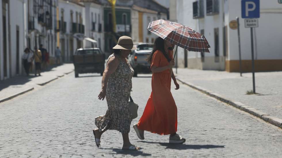 Populares tentam proteger-se do calor num dia em que as temperaturas máximas irão rondar os 40 graus, Évora, 27 de junho de 2025.As temperaturas mínimas vão oscilar entre os 15 graus Celsius (Braga e Viana do Castelo) e os 25 (Faro) e as máximas entre os 25 (Viana do Castelo) e os 40 (Évora). NUNO VEIGA/LUSA