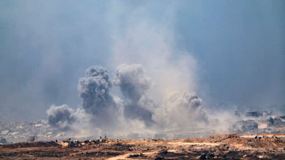 epaselect epa12265524 Smoke rises from an Israeli airstrike in the northern part of the Gaza Strip near Beit Hanoun, as seen from the Israeli side of the border, 27 July 2025.  EPA/ATEF SAFADI