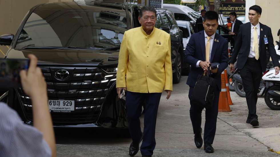 epa12270063 Thailand's acting Prime Minister Phumtham Wechayachai (C) arrives for a cabinet meeting at the Government House in Bangkok, Thailand, 29 July 2025. The Royal Thai government issued a formal statement condemning Cambodia for violating the ceasefire agreement scheduled to take effect at midnight on 28 July 2025. Thailand is preparing to file formal protests with the Association of Southeast Asian Nations (ASEAN), the United States, and China. All branches of the Thai armed forces have been ordered to maintain full readiness to defend the Kingdom of Thailand's sovereignty.  EPA/NARONG SANGNAK