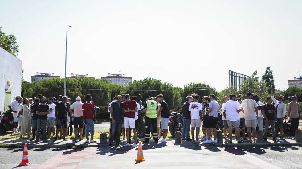 Trabalhadores da SPDH/Menzies concentrados junto ao edifício da empresa durante a greve pelo fim de vencimentos base abaixo do salário mínimo nacional, por melhores salários, pelo cumprimento do pagamento das horas noturnas ou a manutenção do acesso ao parque de estacionamento nos mesmos termos e condições que sempre lhes foram aplicados, entre outros, em Lisboa, 25 de julho de 2025. FILIPE AMORIM/LUSA