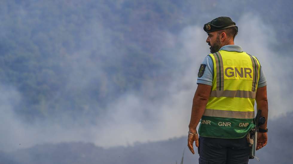 Um elemento da GNR durante o combate incêndio que lavra desde sábado na freguesia de Lourido, Ponte da Barca, 29 de Julho de 2025. HUGO DELGADO/LUSA