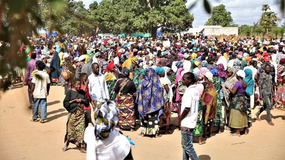 Cerca de 1.900 famílias deslocadas, fugidas de ataques armados em aldeias de Chiúre, estão acomodadas na Escola Primária Completa dos Coqueiros, Cabo Delgado, Moçambique, 29 de julho de 2025. Moçambique tem sofrido, nos últimos tempos, ataques, sobretudo na província de Cabo Delgado, no norte do país, rica em gás e que enfrenta desde 2017 uma rebelião armada, que já provocou milhares de mortos e uma crise humanitária, com mais de um milhão de pessoas deslocadas. (ACOMPANHA TEXTO)  LUÍSA NHANTUMBO/LUSA