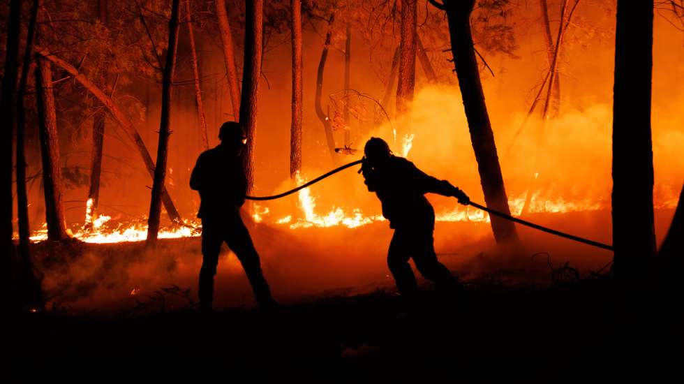 Bombeiros combatem as chamas durante um incêndio em São Martinho da Anta, concelho de Sabrosa, Vila Real, 2 de agosto de 2025. O fogo que começou em São Cibrão, Vila Real, alastrou para o concelho de Sabrosa, onde lavra em duas frentes com alguma intensidade e mobiliza cerca de 240 operacionais. PEDRO SARMENTO COSTA/LUSA