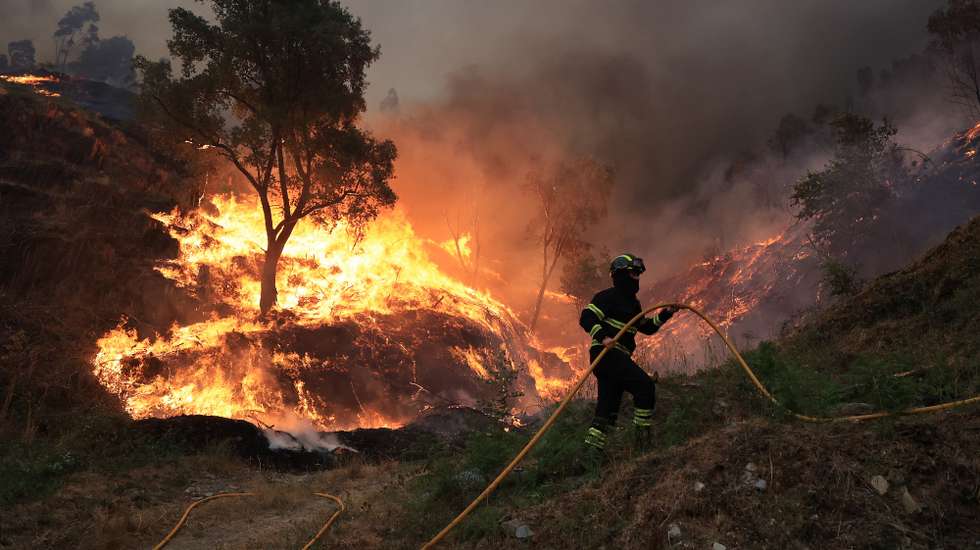 Um bombeiro combate o incêndio que lavra junto ao lugar de Monte Moção, na freguesia Santa Eulália, em Arouca, 29 de Julho de 2025. O incêndio que lavra há mais de 24 horas em Arouca, no distrito de Aveiro, tem três frentes ativas e já chegou à freguesia de Santa Eulália, informou hoje a autarquia e às 18:30, segundo a página na Internet da Autoridade Nacional de Emergência e Proteção Civil, estavam mobilizados no combate às chamas 721 operacionais, 245 viaturas e sete meios aéreos. ESTELA SILVA/LUSA