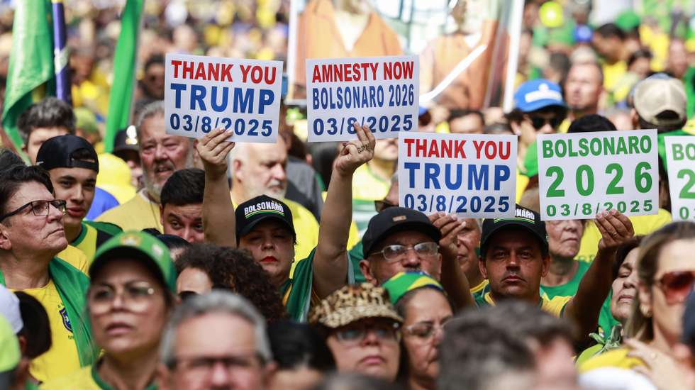 epa12282189 Supporters of former Brazilian president Jair Bolsonaro participate in a protest called by Bolsonaro's Partido Liberal (PL, Liberal Party) in his support on Paulista Avenue in Sao Paulo, Brasil, 03 August 2025.  EPA/SEBASTIAO MOREIRA