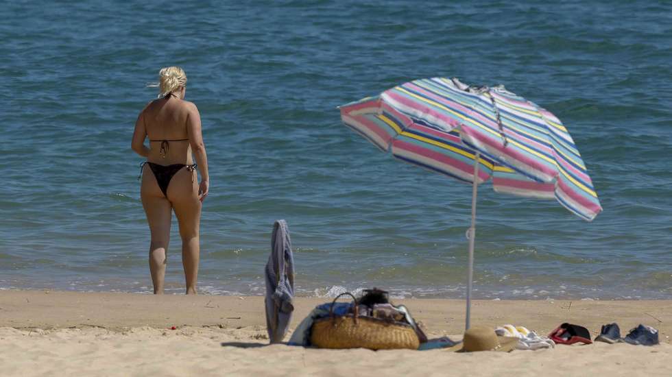 O bom tempo que se começa a sentir no Algarve atrai turistas para as praias do sotavento, Praia Verde,  Castro Marim, 27 de maio de 2025. LUÍS FORRA/LUSA