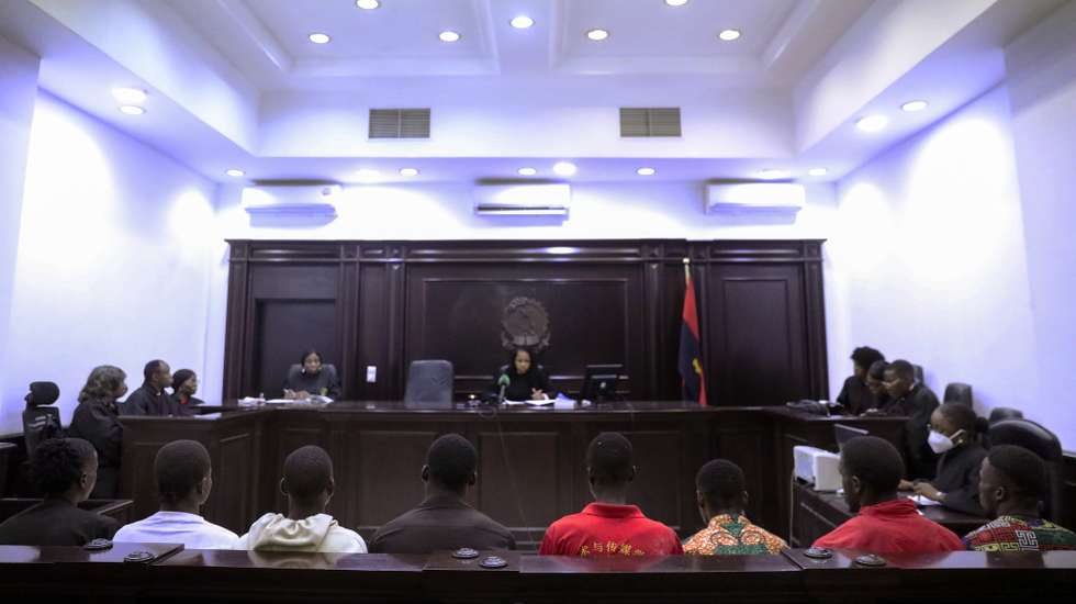 Pelo menos 240 pessoas começaram a ser julgadas em processos relacionados com os tumultos e atos de vandalismo registados em Luanda no início da semana, dos quais oito foram condenados, dois absolvidos e dezenas aguardam decisão, Luanda, Angola, 1 de agosto de 2025. Segundo o último balanço provisório da Polícia Nacional de Angola, divulgado esta quarta-feira, os tumultos registados entre segunda e quarta-feira provocaram 30 mortos e 277 feridos, incluindo dez elementos das forças de defesa e segurança. Foram ainda detidas 1.515 pessoas, e contabilizados danos em 118 estabelecimentos comerciais, 24 autocarros públicos, mais de 20 viaturas particulares, cinco viaturas das forças de segurança, uma motorizada e uma ambulância. AMPE ROGÉRIO/LUSA