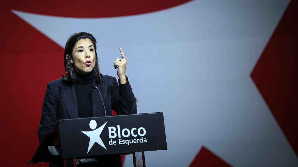 A deputada do Bloco de Esquerda (BE), Joana Mortágua, discursa durante um comício com o tema “Levar o país a sério”, em Lisboa, 30 de novembro de 2023. RODRIGO ANTUNES/LUSA