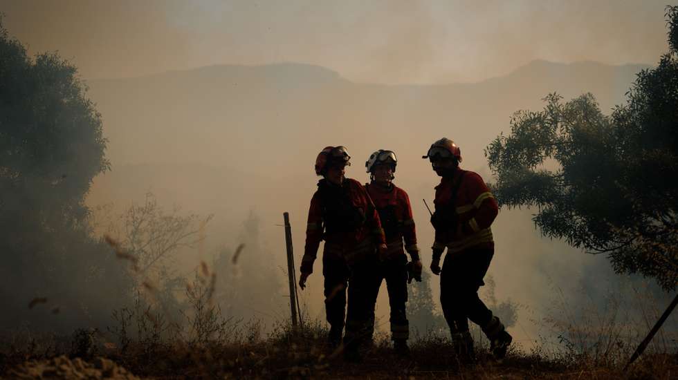 Bombeiros durante o combate a um incêndio na Aldeia de Gontães, Vila Real, 4 de agosto de 2025. Pelas 16:30, mais de 2.200 operacionais e cerca de 710 meios de transporte, inclusive 19 meios aéreos, combatiam 63 incêndios rurais em Portugal continental, com destaque para os fogos em Vila Real e Celorico de Basto (distrito de Braga), segundo a Proteção Civil. PEDRO SARMENTO COSTA/LUSA