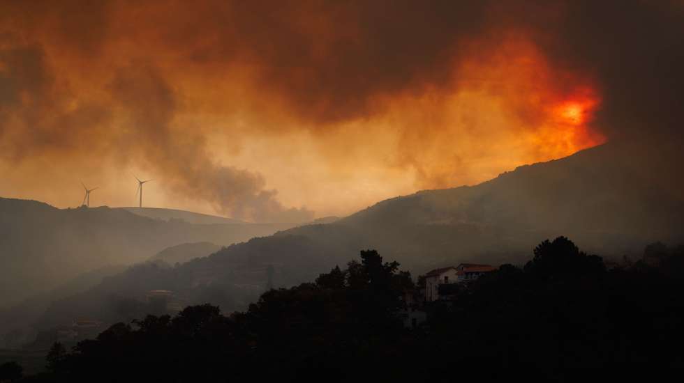 As chamas consomem floresta durante um incêndio perto da Aldeia de Galegos da Serra no concelho de Vila Real, 5 de agosto de 2025. Cinco reativações no incêndio de Vila Real registaram-se hoje à tarde, com o de Galegos da Serra a causar mais preocupações por se aproximar da aldeia onde foi feito o confinamento da população. PEDRO SARMENTO COSTA/LUSA