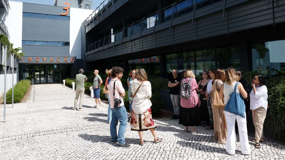 Trabalhadores da empresa de media Trust in News (TiN) protestam durante uma greve por tempo indeterminado para exigirem o pagamento de salários e subsídios de férias e de alimentação, à porta das instalações da TiN, no Taguspark, em Oeiras, 20 de junho de 2025. ANTÓNIO PEDRO SANTOS/LUSA