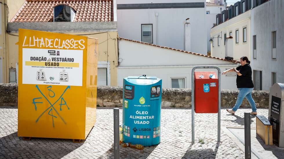 Ecoponto de óleos alimentares usados no bairro da Ajuda, em Lisboa, 13 de agosto de 2024. Ecoponto. Lixo. Resíduos sólidos. Reciclagem. ANTÓNIO PEDRO SANTOS/LUSA