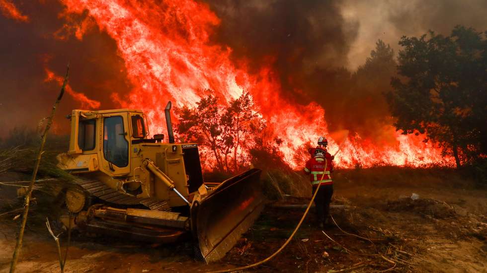 Elementos dos bombeiros combatem as chamas durante o incêndio de grandes proporções que começou há quatro dias no concelho de Trancoso e que passou para o concelho de Fornos de Algodres, distrito da Guarda, em Casal do Monte, freguesia de Queiriz, 13 de agosto de 2025. O incêndio que lavra desde sábado em Trancoso, distrito da Guarda, sofreu uma reativação durante a madrugada por causa da trovoada e obrigou a um reforço de meios no terreno, segundo a proteção civil. MIGUEL PEREIRA DA SILVA/LUSA