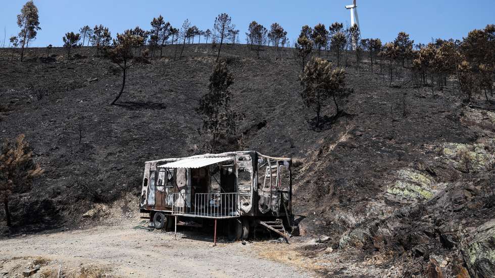 Casa móvel destruída pelo fogo que fustigou a Serra da Lousã durante a última semana, Lousã, 22 de agosto de 2025. PAULO NOVAIS/LUSA