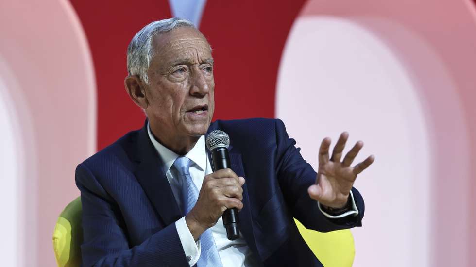 epa12263719 Portuguese President Marcelo Rebelo de Sousa speaks onstage during the 8th EurAfrican Forum in Oeiras, Portugal, 26 July 2025.  EPA/ANTONIO COTRIM