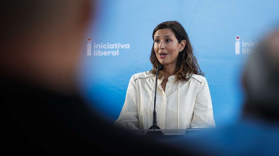 Mariana Leitão, presidente da Iniciativa Liberal, discursa durante a apresentação dos candidatos do partido aos órgãos autárquicos de Porto de Mós, 31 de agosto de 2025. PAULO CUNHA/LUSA