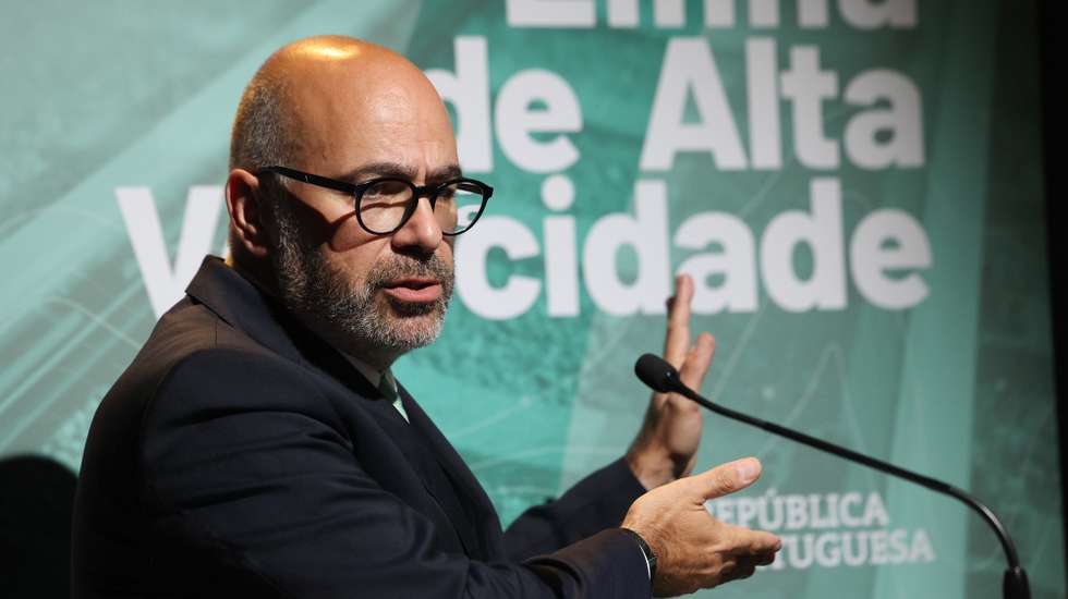 O ministro das Infraestruturas e Habitação, Miguel Pinto Luz, discursa na cerimónia de assinatura do contrato de concessão da primeira parceria público-privada (PPP) da Linha Ferroviária de Alta Velocidade entre Porto (Campanhã) e Oiã e de apresentação do acordo de financiamento, na sede da Infraestruturas de Portugal, em Almada, 29 de julho de 2025. TIAGO PETINGA/LUSA