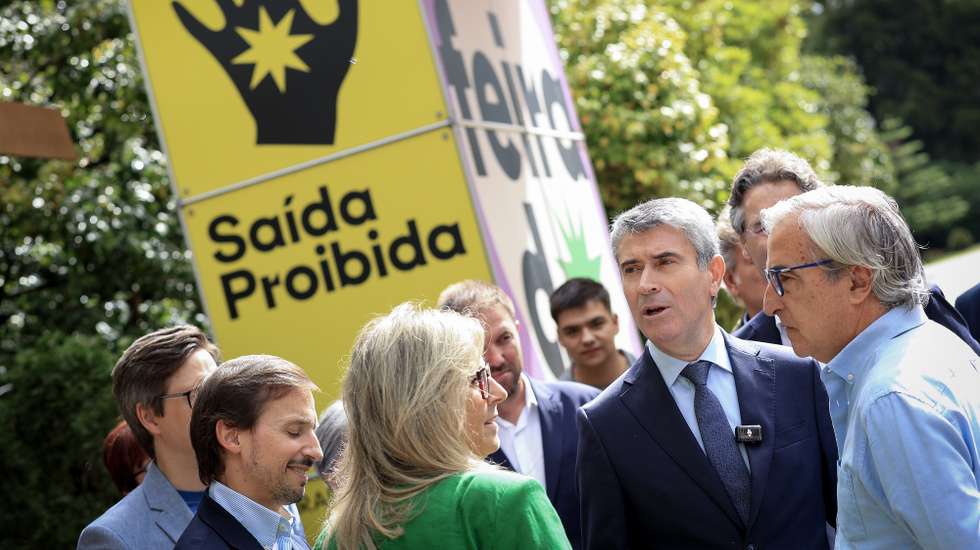 O secretário-geral do Partido Socialista, José Luís Carneiro (2D) durante uma visita à Feira do Livro do Porto, nos jardins do Palácio de Cristal em Porto, 7 Setembro de 2025.  MANUEL FERNANDO ARAUJO/LUSA