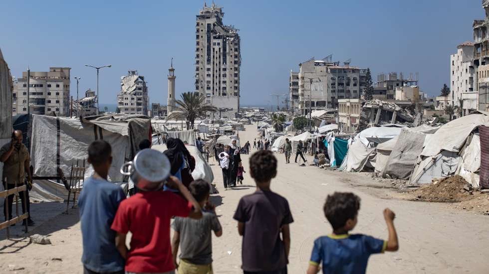 epa12354573 Palestinians watch after the Israel army issued evacuation orders ahead of a military strike on the Mushtaha Tower, in the west of Gaza City, Gaza Strip, 05 September 2025. More than 64,000 Palestinians have been killed in the Gaza Strip since October 2023, according to the Palestinian Ministry of Health, and about 1,200 Israelis have been killed since the launch of an Israeli military campaign in response to a cross-border attack by Hamas on 07 October 2023.  EPA/HAITHAM IMAD
