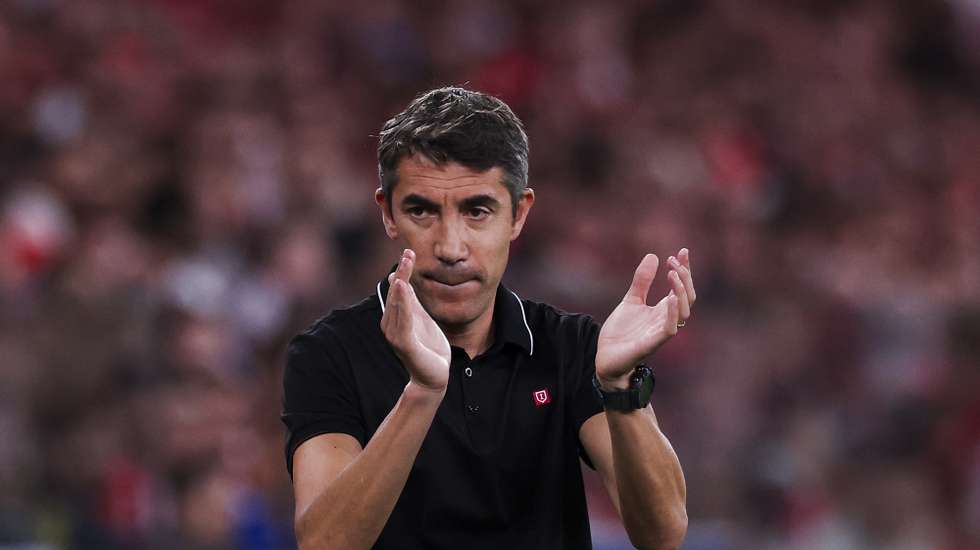 epa12328173 Benfica's head coach Bruno Lage gestures during the UEFA Champions League play-offs second leg soccer match between SL Benfica and Fenerbahce SK, in Lisbon, Portugal, 27 August 2025.  EPA/JOSE SENA GOULAO