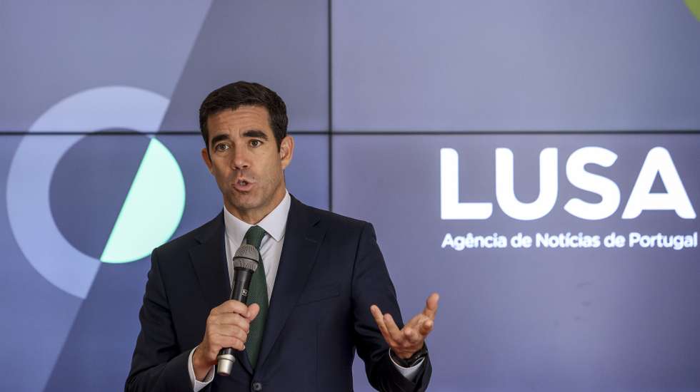 O ministro da Presidência, Leitão Amaro, fala aos jornalistas da Agência Lusa, durante a sua visita à sede da agência noticiosa em Lisboa, 11 de setembro de 2025. TIAGO PETINGA/LUSA