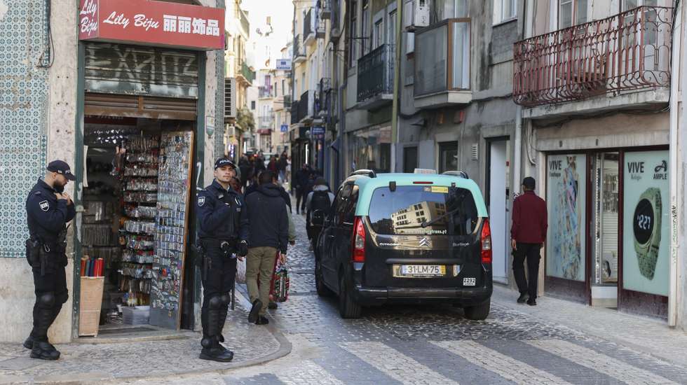 Polícias na Rua do Benformoso pouco antes da visita do líder do Chega, André Ventura, Lisboa, 23 de dezembro de 2024. MIGUEL A. LOPES/LUSA