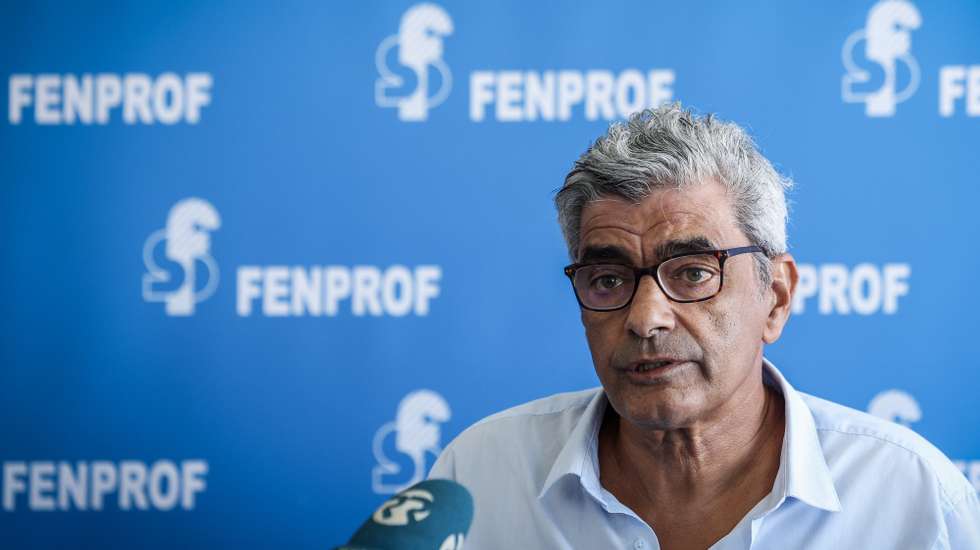 O secretário-geral da FENPROF, José Feliciano Costa, em conferência de imprensa sobre o arranque do ano letivo 2025/2026 "com menos professores, mais horários por preencher, e uma “reforma” do  Ministério da Educação, Ciência e Inovação (MECI) que, em vez de responder aos problemas da Escola Pública, a fragiliza e desmantela", na sede em Lisboa, 12 de setembro de 2025. TIAGO PETINGA/LUSA