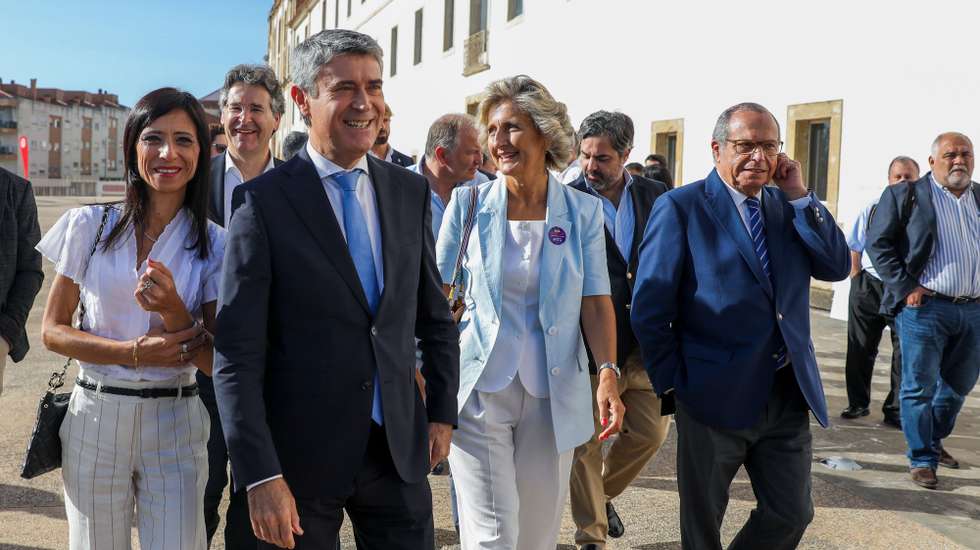 O secretário-geral do PS, José Luís Carneiro (C) acompanhado pela mulher Maria Goreti Carneiro (E), pela candidata á câmara de Coimbra pelo partido, Ana Abrunhosa, e pelo presidente do partido Carlos César na chega à Convenção Autárquica do Partido Socialista, 13 setembro de 2025 em Coimbra. PAULO CUNHA/LUSA