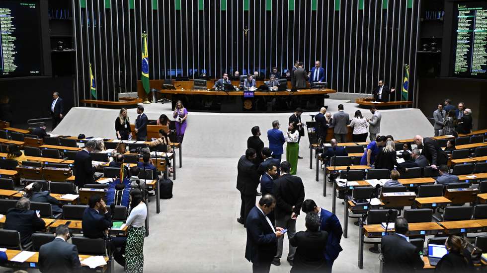 epa11786497 The plenary session of the Brazilian Chamber of Deputies during the vote on the Proyecto de Enmienda Constitucional (PEC) at the National Congress in Brasilia, Brazil, 19 December 2024. The new fiscal plan presented by the Brazilian government took its first step on Thursday in the Chamber of Deputies, which approved the first measures proposed to reduce a chronic deficit that generates enormous distrust in the financial market.  EPA/ANDRE BORGES