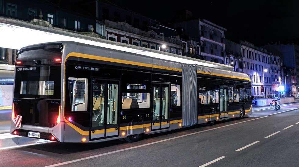 O metrobus do Porto fez durante a noite os primeiros ensaios com o primeiro veículo a percorrer todo o percurso da ligação Boavista – Império, ao longo das avenidas da Boavista e do Marechal Gomes da Costa, incluindo a inversão de sentido em ambos os extremos da linha", 06 de junho de 2025 na Avenida da Boavista, no Porto. FERNANDO VELUDO / LUSA