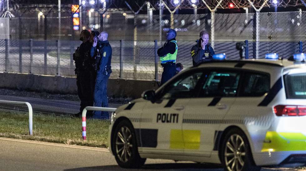 epa12398543 Danish police officers are present at Copenhagen Airport, planes cannot land or take off due to drone sightings, in Copenhagen, Denmark 22 September 2025.  EPA/STEVEN KNAP  DENMARK OUT