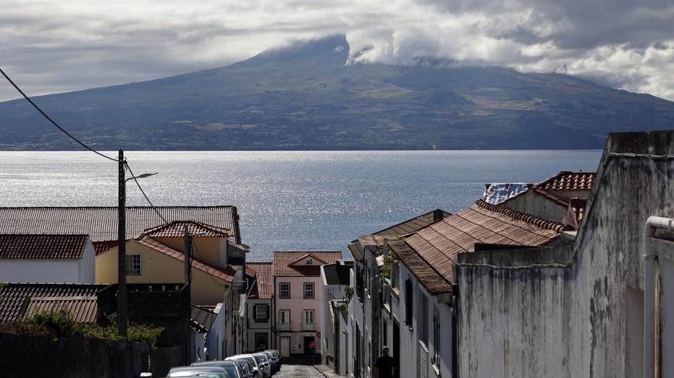 Vista da ilha do pico com a Montanha do Pico, na cidade da Horta, na ilha do Faial, Açores, 01 de agosto de 2025. NUNO VEIGA/LUSA