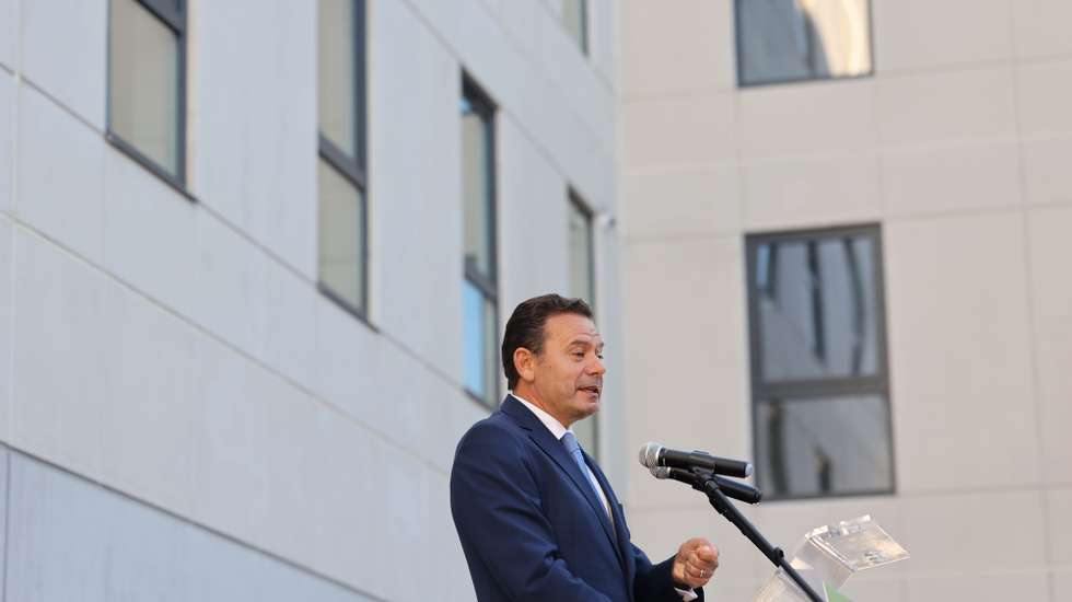 O primeiro-ministro, Luís Montenegro, discursa tendo como fundo o edifício da nova residência de estudantes do Instituto Politécnico de Beja (IPBeja), que inaugurou hoje, designada “Residência Europa”, Beja, 25 de setembro de 2025. NUNO VEIGA/LUSA