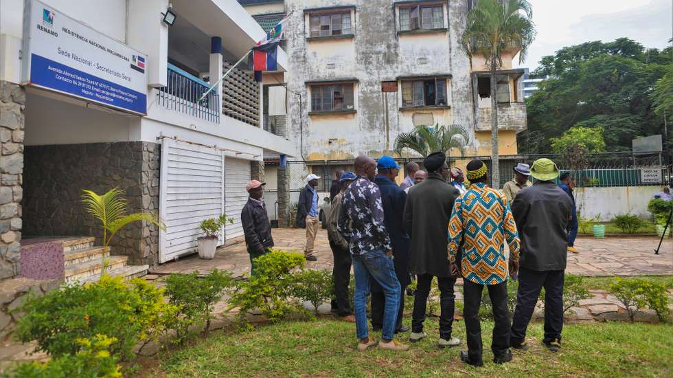 Mais de meia centena de antigos guerrilheiros da Resistência Nacional Moçambicana (RENAMO) estão acampados na sede do partido em Maputo para “forçar” a demissão do líder, Ossufo Momade, acusando-o de “má gestão” da agora terceira força parlamentar, em Maputo, Moçambique, 16 de maio de 2025. LUÍSA NHANTUMBO/LUSA
