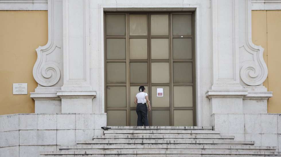 Uma turista é surpreendida pela greve de trabalhadores dos museus e monumentos nacionais, no Museu Nacional de Arte Antiga, em Lisboa, 15 de agosto de 2025. Convocada pela Federação Nacional dos Sindicatos dos Trabalhadores em Funções Públicas e Sociais, o protesto visa exigir a "justa compensação" do trabalho prestado em dias feriados e também do trabalho suplementar. ANTÓNIO PEDRO SANTOS/LUSA
