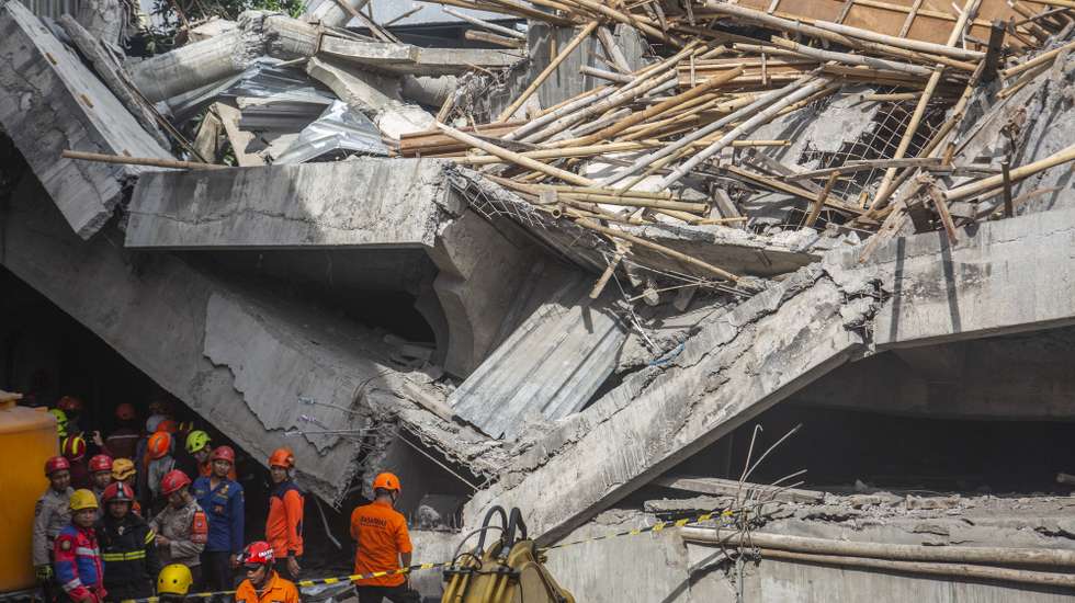 epa12415900 Rescuers search for survivors of a collapsed building at an Islamic boarding school in Sidoarjo, East Java, Indonesia, 30 September 2025. Dozens of students were injured, and others are feared to be trapped, after a prayer hall collapsed while students were performing the afternoon prayer at the Al-Khoziny Islamic boarding school in East Java on 29 September.  EPA/FULLY HANDOKO