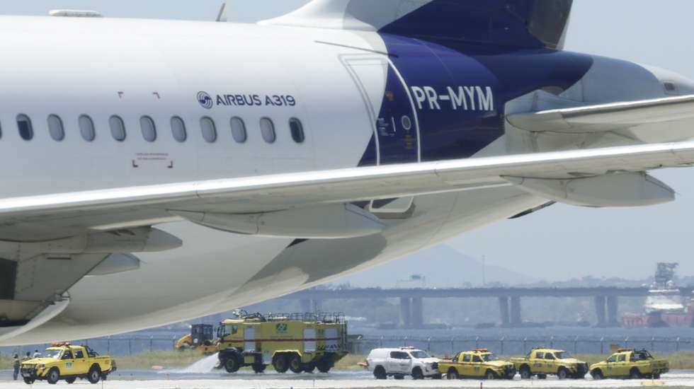 epa12417336 Maintenance personnel and vehicles work on cleaning the runway at Santos Dumont Airport in Rio de Janeiro, Brazil, 30 September 2025. According to official sources, an oil spill on the main runway paralyzed operations at Rio de Janeiro's Santos Dumont Airport, the tenth busiest airport in Brazil in terms of passenger traffic.  EPA/ANDRE COELHO
