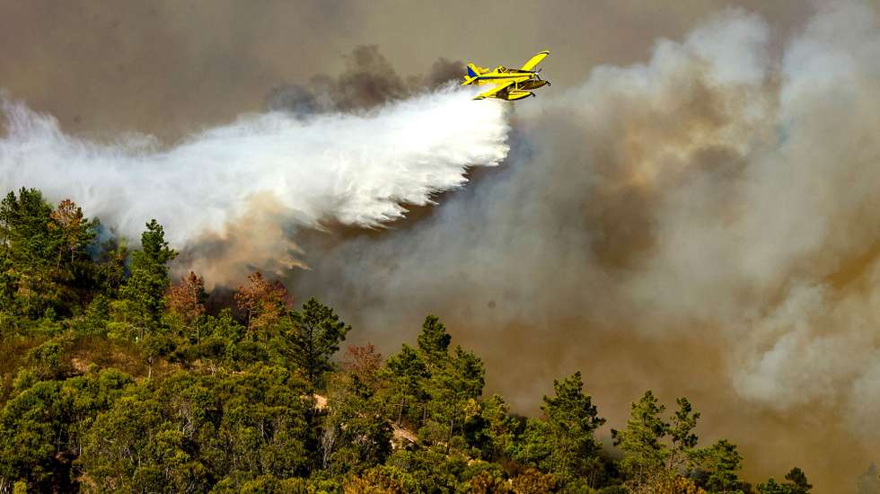 Um avião combate um incêndio que deflagrou no domingo em Aljezur, no Algarve, mantém uma frente ativa com alguns quilómetros, com pontos que podem evoluir para os concelhos de Monchique e Vila do Bispo, admitiu hoje a Proteção Civil,  Mata Nacional do Barão de São João, Lagos, 23 de setembro de 2025. De acordo com a Proteção Civil, não existem estradas nacionais interditadas ao trânsito, existindo apenas condicionantes em estradas municipais e em caminhos na zona do fogo, “para uma maior fluidez dos meios de socorro e de maior segurança para os moradores”. LUÍS BRANCA/LUSA