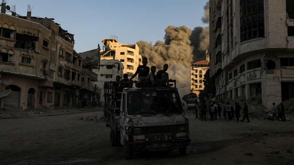 epa12413148 Internally displaced Palestinians flee as smoke rises at Mecca Tower (rear) following an Israeli airstrike during an Israeli military operation in Gaza City, Gaza Strip, 28 September 2025. More than 66,000 Palestinians have been killed in the Gaza Strip since October 2023, according to the Palestinian Ministry of Health, and about 1,200 Israelis have been killed since the launch of an Israeli military campaign in response to a cross-border attack by Hamas on 07 October 2023.  EPA/MOHAMMED SABER
