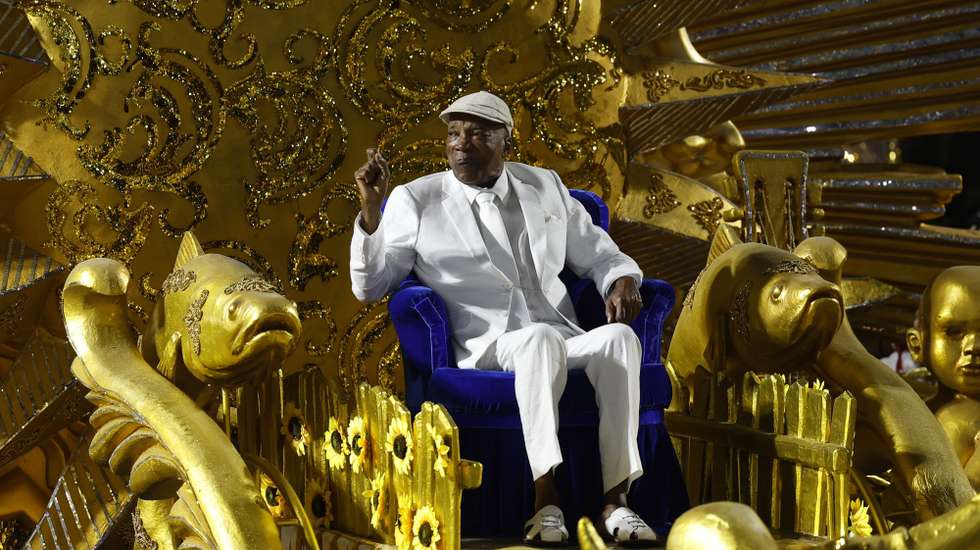 epa11941648 Brazilian musician Milton Nascimento participates during the Portela samba school parade on the third day of parades at the Marques de Sapucai Sambadrome in Rio de Janeiro, Brazil, 05 March 2025.  EPA/Antonio Lacerda