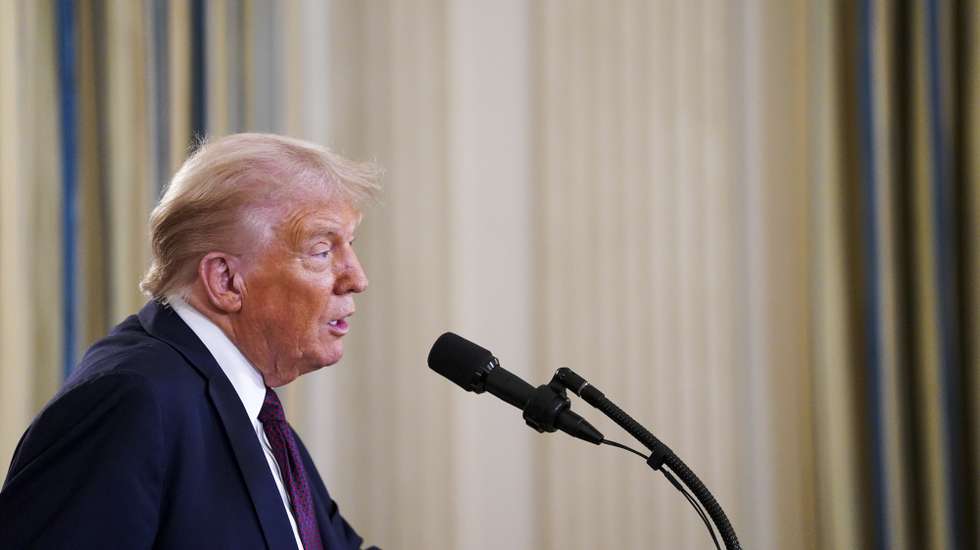 epa12415256 US President Donald Trump speaks during a joint press conference with Israeli Prime Minister Benjamin Netanyahu, in the State Dining Room of the White House in Washington, DC, USA, 29 September 2025. In their Oval Office meeting, Trump pressed Netanyahu to accept a peace deal to end Israel’s on-going war in Gaza, and for Hamas to free their remaining hostages.  EPA/WILL OLIVER / POOL