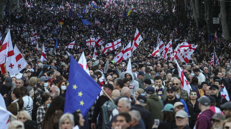 epa12430326 Georgian opposition party supporters attend a rally during local elections in Tbilisi, Georgia, 04 October 2025. Elections to local governments are held in Georgia on 04 October, where members of municipal meetings and 64 mayors of cities will be elected. More than 3.5 million voters will be able to take part in the elections.  EPA/DAVID MDZINARISHVILI