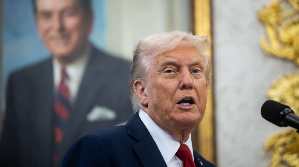 epa12417477 US President Donald Trump announces a drug-pricing deal with Pfizer in the Oval Office at the White House in Washington, DC, USA, 30 September 2025.  EPA/FRANCIS CHUNG / POOL