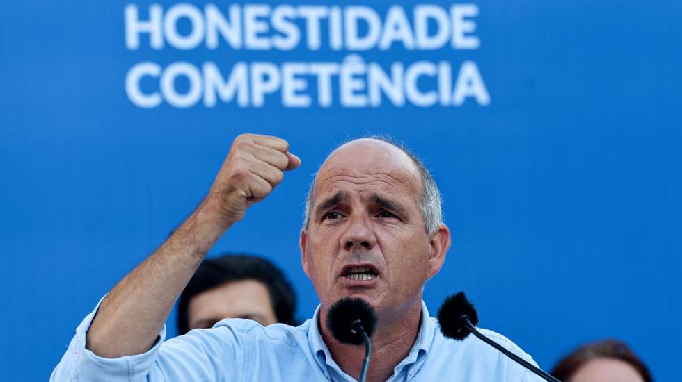 O secretário-geral do Partido Comunista Português (PCP), Paulo Raimundo, durante uma ação de campanha da  Coligação Democrática Unitária (CDU),  no âmbito das próximas eleições autárquicas do dia 12 de outubro, em Lisboa, 4 de outubro de 2025. Mais de 9,3 milhões de eleitores estão inscritos para votar nas eleições autárquicas de 12 de outubro, dos quais mais de 41 mil são cidadãos estrangeiros recenseados em Portugal. ANTÓNIO COTRIM/LUSA