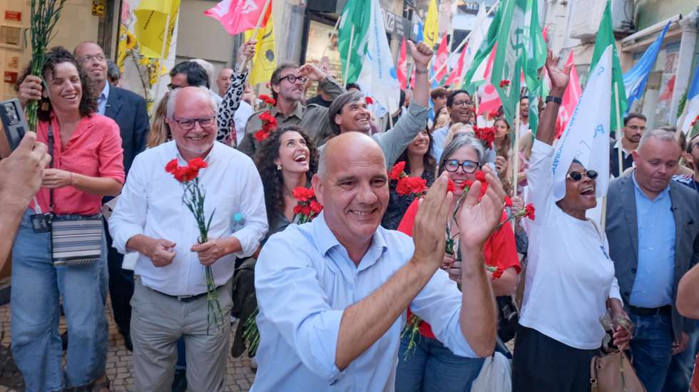 O secretário-geral do Partido Comunista Português (PCP), Paulo Raimundo (C), acompanhado pelo candidato do partido à Câmara Municipal de Setúbal, André Martins (E), durante um desfile, no âmbito da campanha para as eleições autárquicas de dia 12 de outubro, Setúbal, 09 de outubro de 2025. RUI MINDERICO/LUSA